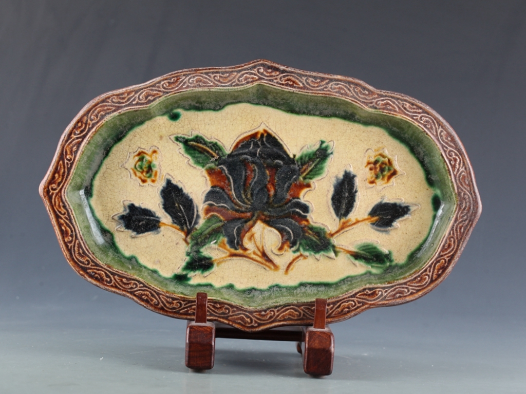 宋時代 三彩 刻花卉紋 飾皿！直径27 cm、高さ2.5cm
