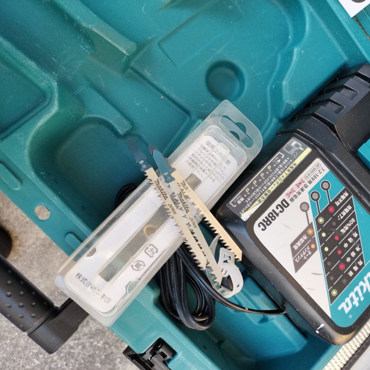 中古動作品　バッテリー　充電器　替え刃　付き　 makita　マキタ 充電式ジグソー JV182D_画像8