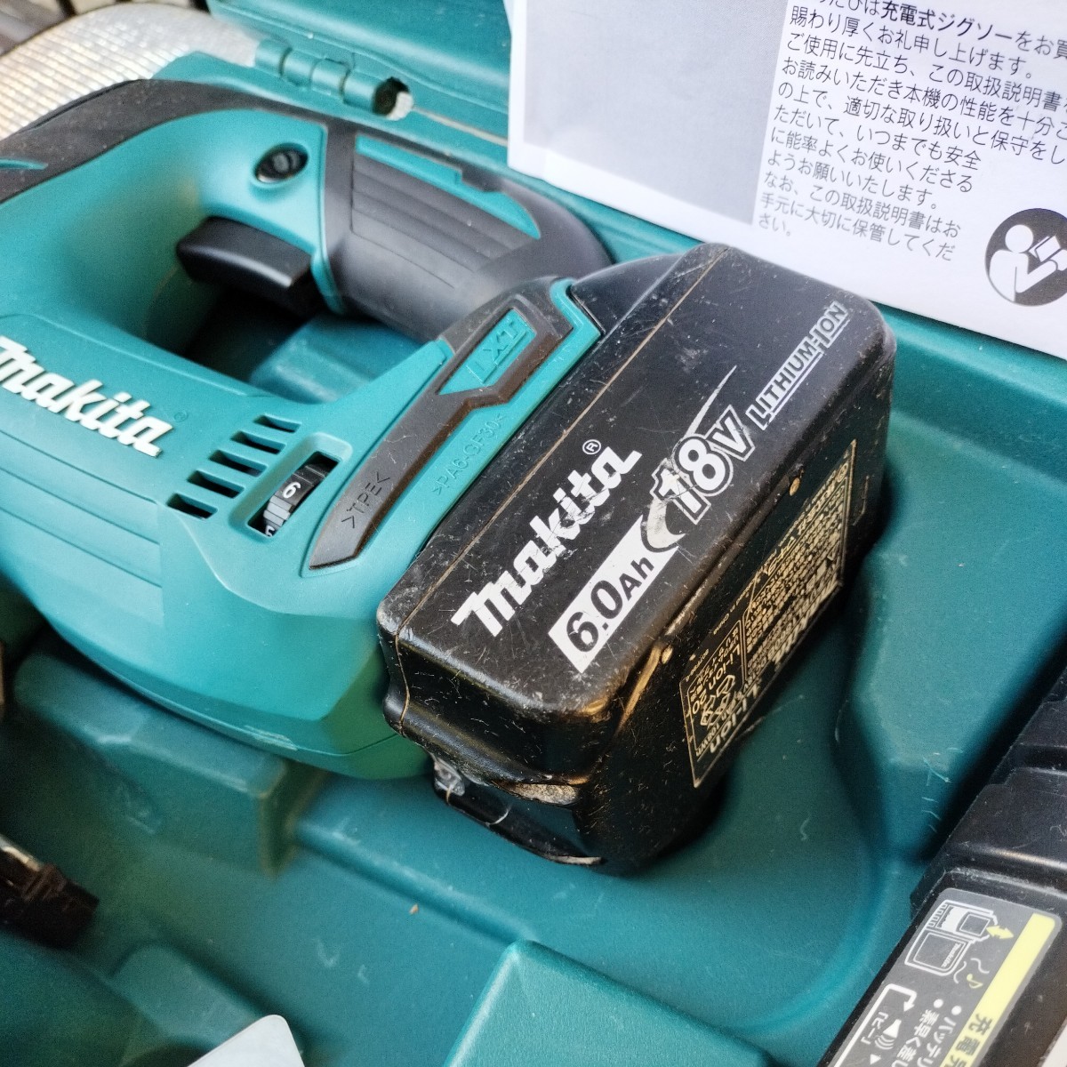 中古動作品　バッテリー　充電器　替え刃　付き　 makita　マキタ 充電式ジグソー JV182D_画像3