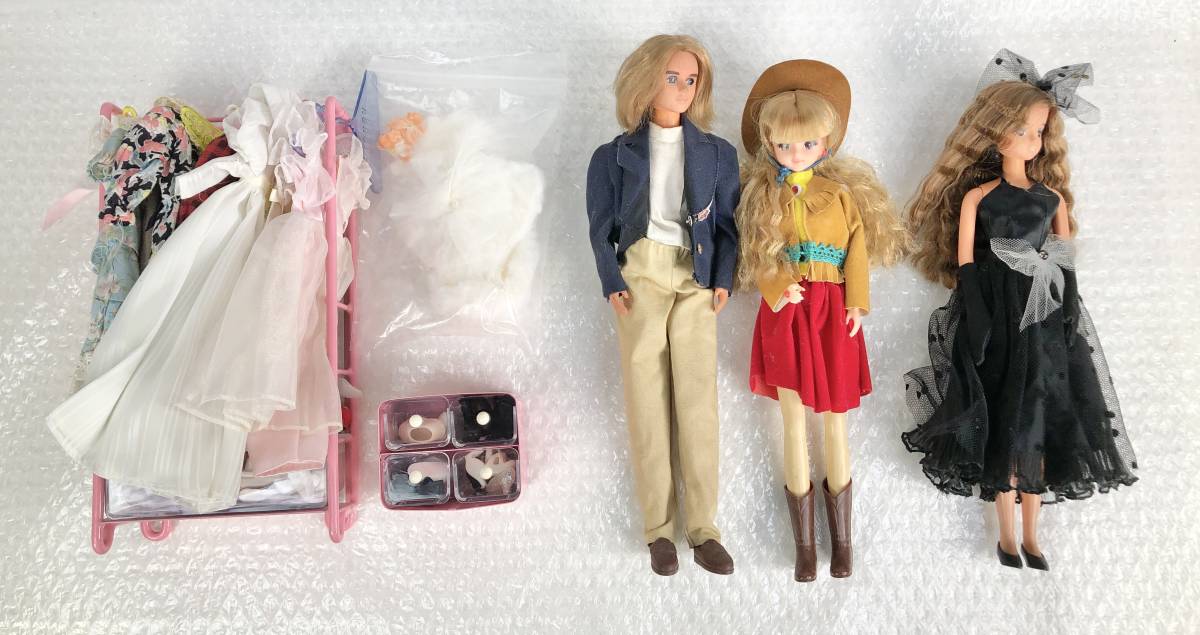 1204B【中古】バビー人形３つ/服/靴/ハンガーまとめ ▲Barbie/おもちゃ/玩具/子供/プレゼント/今回限りの出品/直接引取可(大阪府吹田市)_構成品全体像