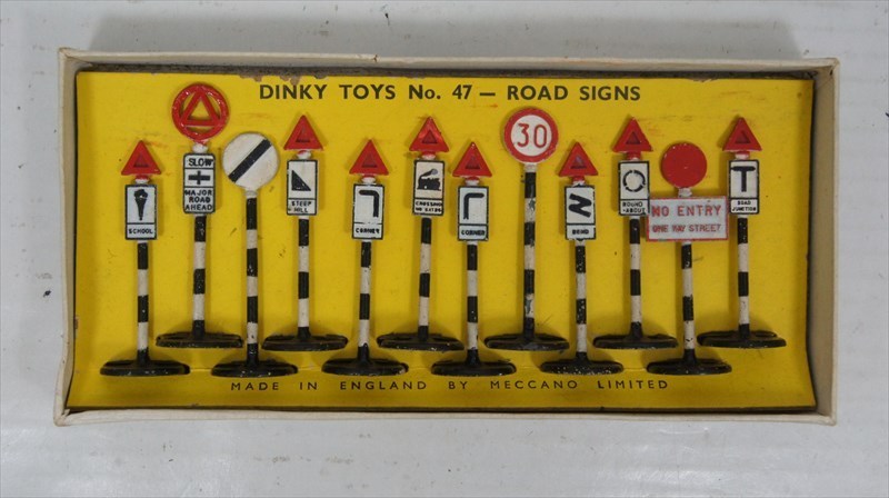 超美品の Dinky Toys ROAD SIGNS No.47 道路標識セット 1960年代 当時物 ダイキャスト ミニカー ジオラマ 玩具 雑貨 ディンキー