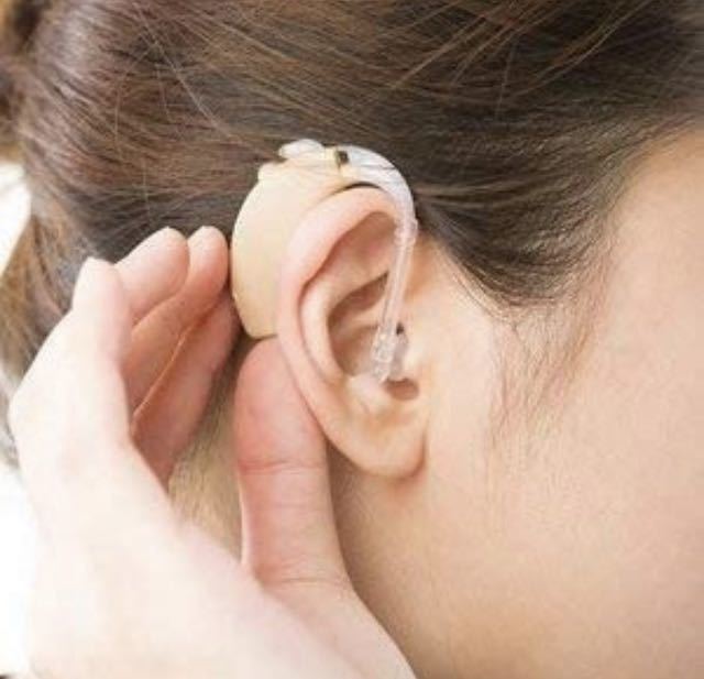 ☆集音器 耳かけ充電式 補聴器 左右両用 デジタル イヤホンキャップ大小6種 肌色 軽量☆_画像6
