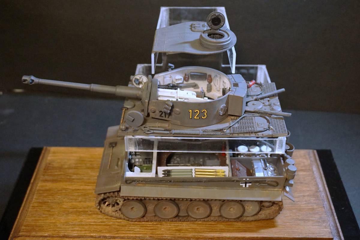 【18％OFF】 1/35 ACADEMY製スケール模型「タイガーⅠ戦車 フルインテリア内部再現模型 完成品」（展示台＋ディスプレイケース付き） 完成品