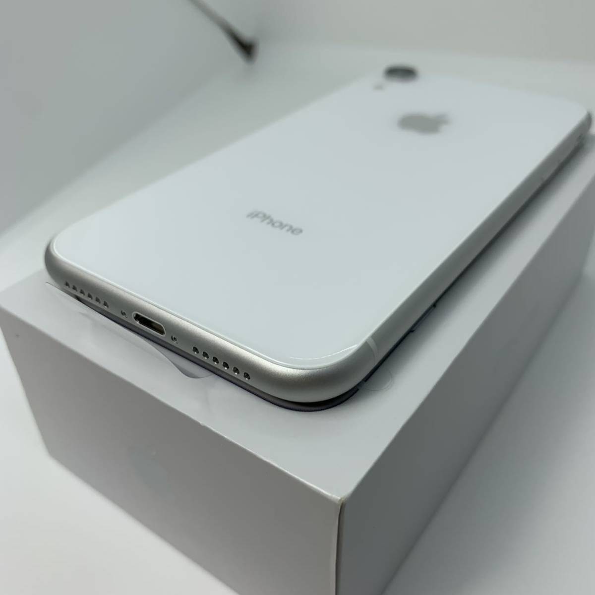 新品　iPhone XR White 64 GB SIMフリー　本体_画像4