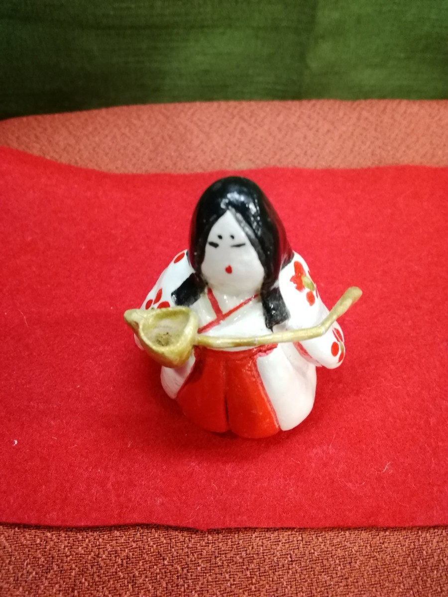 g_t P829 陶器製 ひな飾り 手作り三人官女 人形 中古 _画像5
