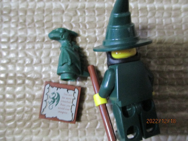 LEGO レゴ ミニフィグ キングダム ドラゴンナイト 魔法使い+ベビードラゴン 魔法の書 ステッキ 中古 クリスマスプレゼント 同梱歓迎_画像2