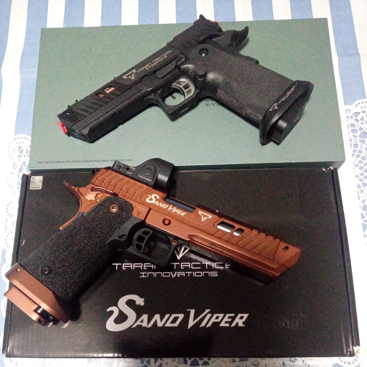 【中古・動作品・送料無料】①EMG TTI2011 Pit Viper ②ARMY ARMAMENT SAND VIPER ガスブローバック２丁合わせて。１８歳以上用となります_画像1