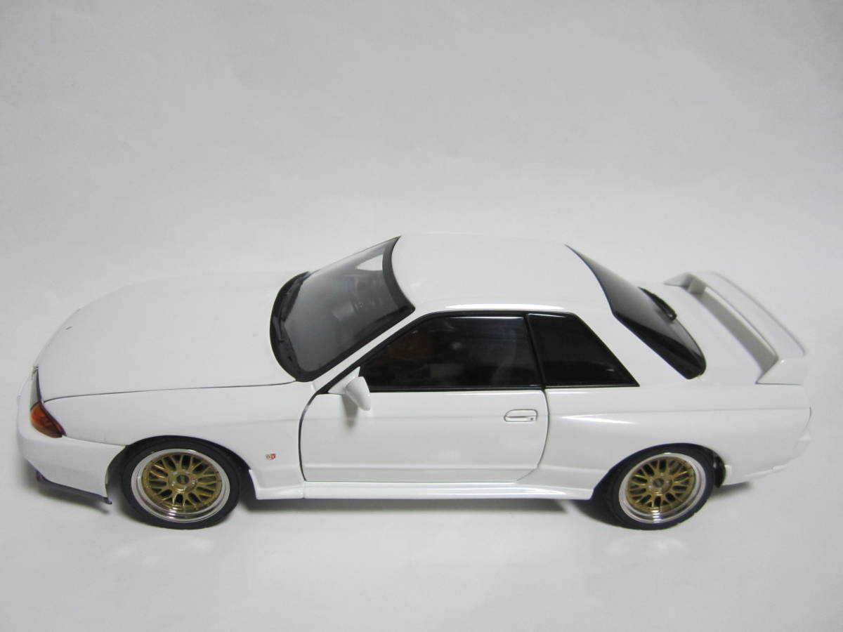 即決 オートアート 1/18 ニッサン スカイライン GT-R (R32) V-SPECⅡ チューンド・バージョン クリスタルホワイトの画像3