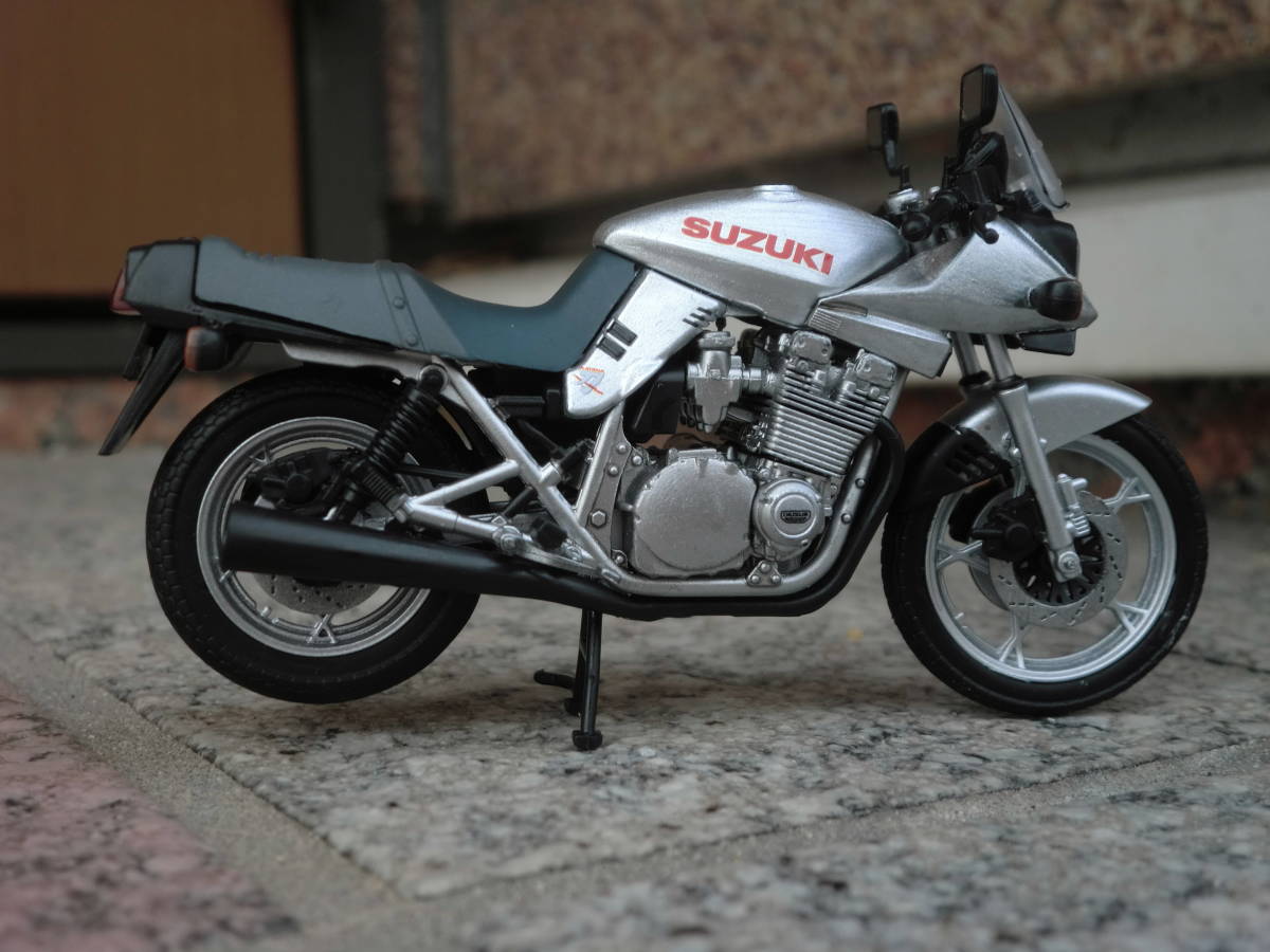 エフトイズ、ヴィンテージバイクキット1/24サイズ、スズキGSX1100Sカタナ【刀】1990年SL型完成品。送料は無料！_画像1