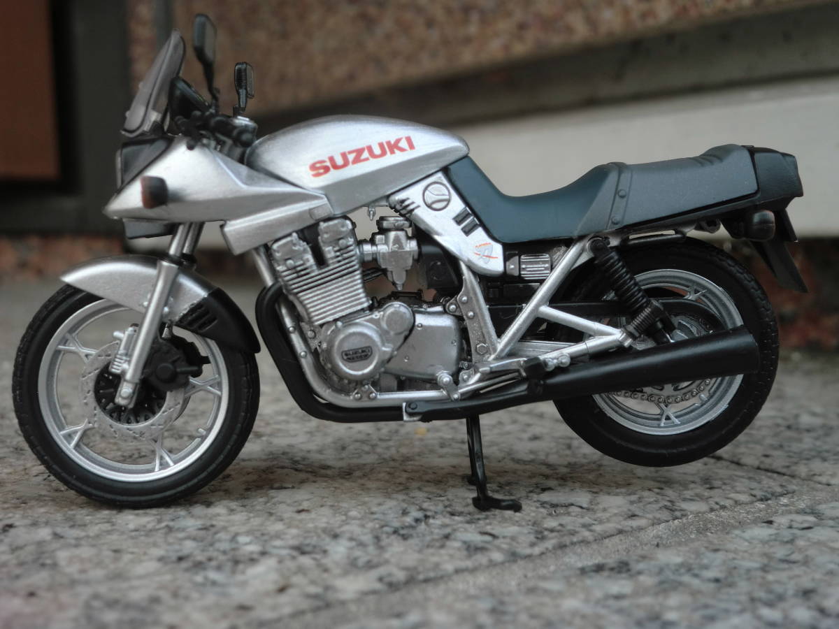 エフトイズ、ヴィンテージバイクキット1/24サイズ、スズキGSX1100Sカタナ【刀】1990年SL型完成品。送料は無料！_画像5