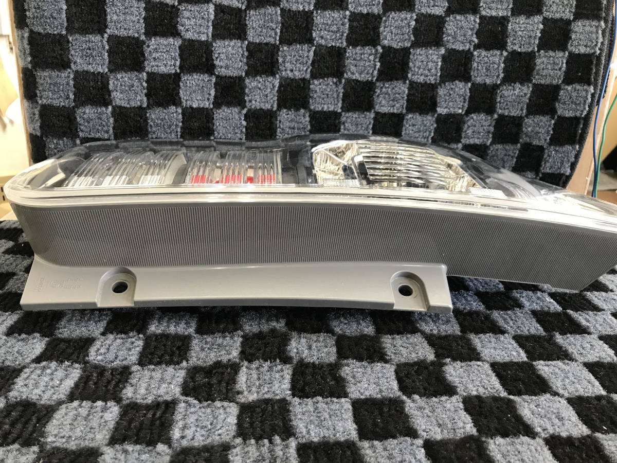 □□2312-NN8 トヨタ純正 ZRR70W ZRR75W ヴォクシー 後期 LED テール テールランプ テールライト 左 左側 助手席側 ICHIKOH 28-220 _画像3