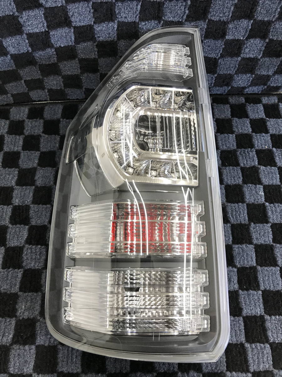 □□2312-NN8 トヨタ純正 ZRR70W ZRR75W ヴォクシー 後期 LED テール テールランプ テールライト 左 左側 助手席側 ICHIKOH 28-220 _画像1