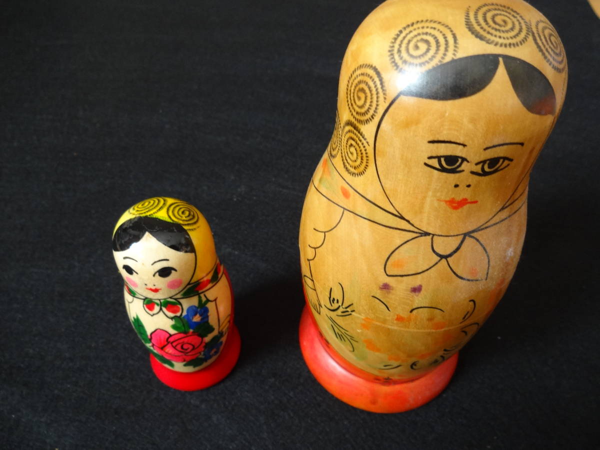 マトリョーシカ人形　ロシアの可愛い2対　大は展示品、　小は新品_画像1
