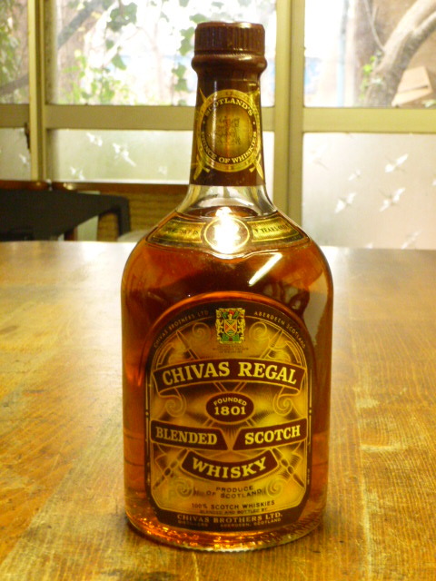 シーバスリーガル12年 40年程度昔のボトルか CHIVAS REGAL 12 YEARS OLD 750ml 赤味ラベル? 二国の国旗紋章 ストラスアイラ CVRG-1201-B_画像2