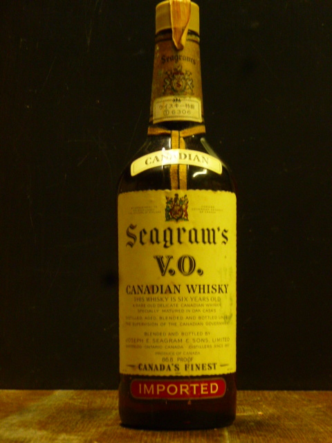 Seagram's 「V.O.」52年前/1971年紙封 86.8PROOF 75.7CL 6年熟成 コーン・ライ麦 シーグラムの創業当時からの銘柄 Seagram VO-1971-1220-A_画像1