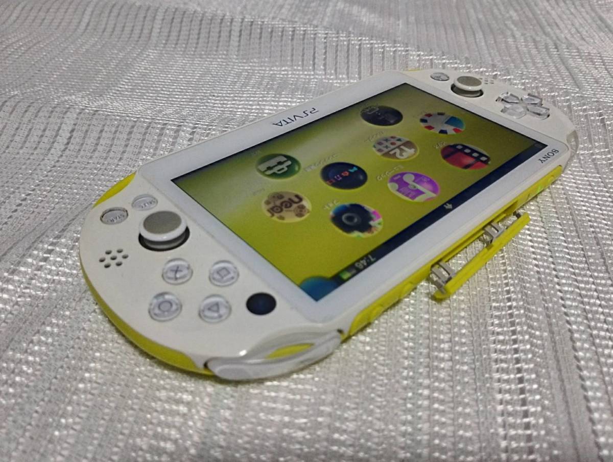 SONY/ソニー　PSVITA　PCH-2000 内臓/外部メモリー１GB/4GB　wifiモデル　初期化済　動作確認OK　プレステ　PS　ビータ　※ソフト付き　_画像3