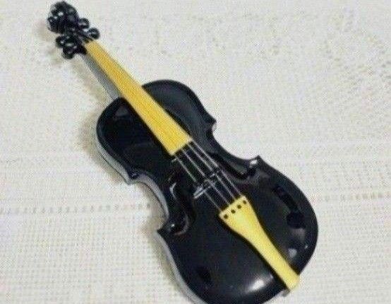 バイオリンのブローチ　レトロでかわいい　カラー、黒　アンティーク