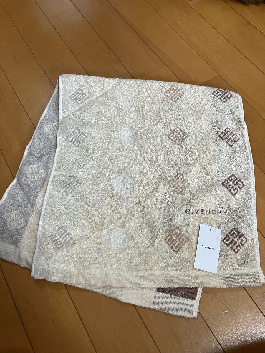 GIVENCHY  フェイスタオルタオル　新品タグ付き