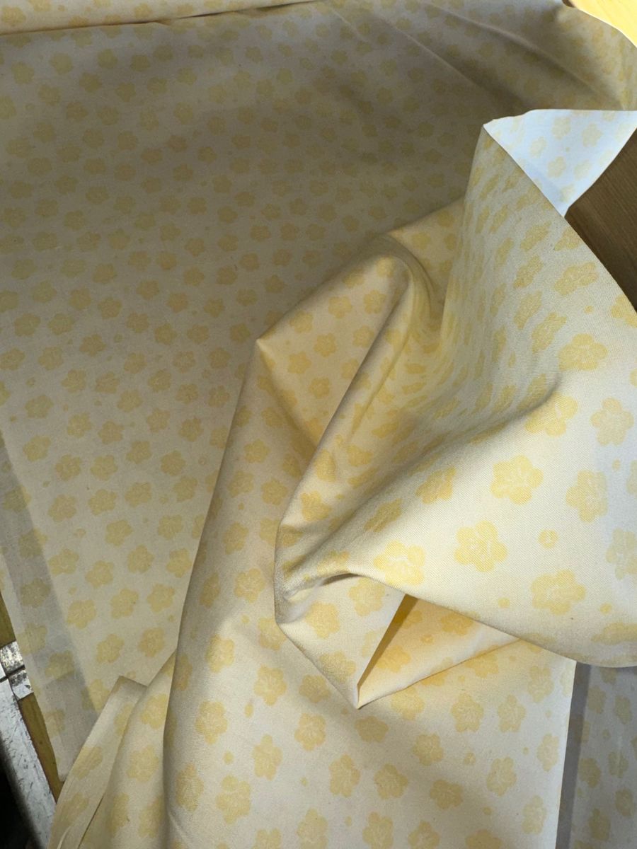 ☆ZC東洋紡ヤール巾ブロード生地！黄色い花模様！綿100%洋服やシーツに最適！