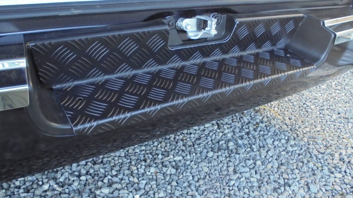 ハイエース バン 200系 リアバンパーステップカバー タイプ４ アルミ製縞板 アルマイトブラックカラー ナロー用 3型～7型の画像2