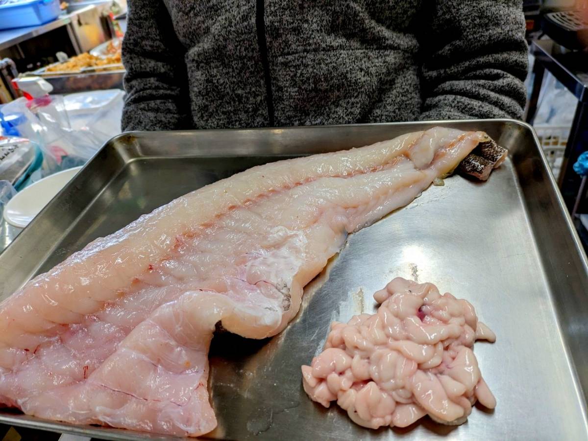 ★お家でご馳走・北海道・根室産の真鱈1本3.7キロクラスを卸しました。真鱈の半身と白子で鍋やポン酢、天婦羅と色々調理！_画像1