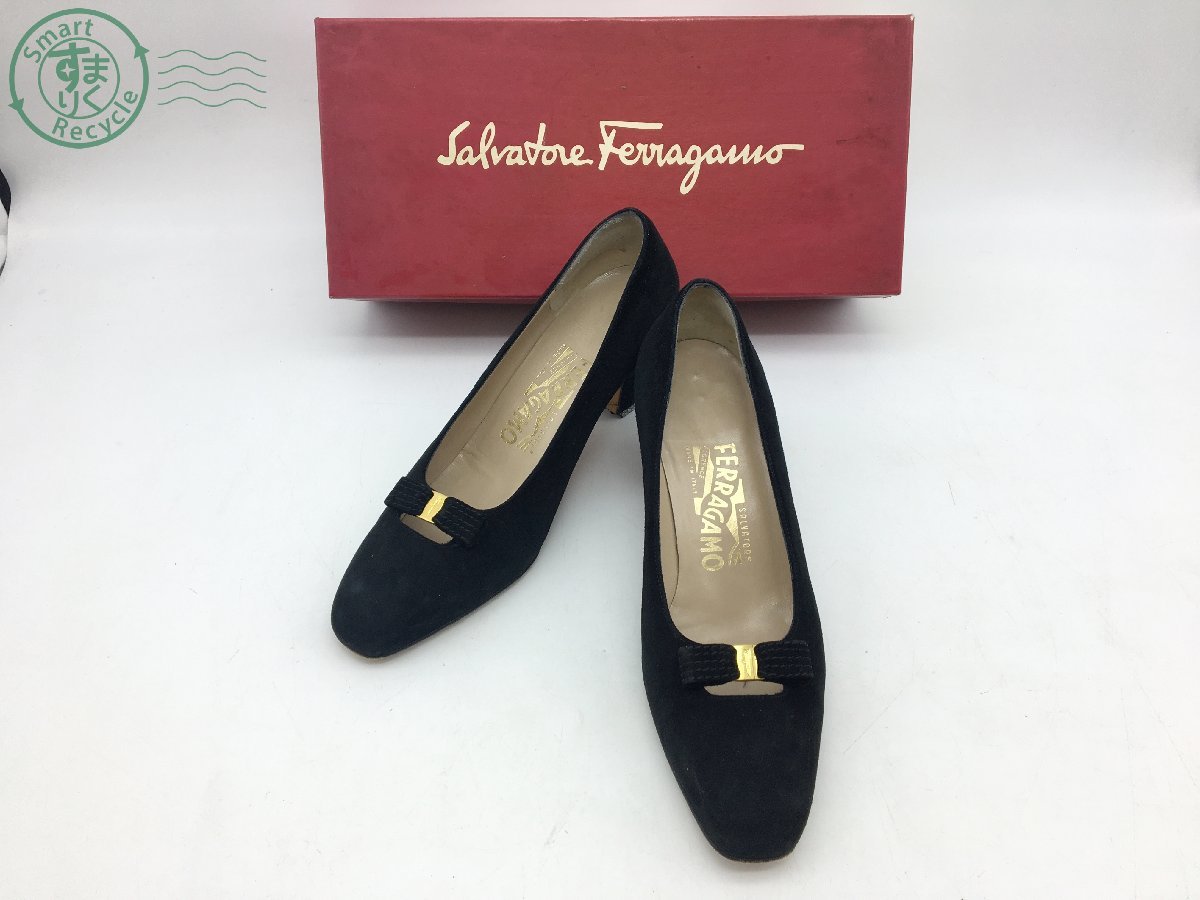 12642122　＊ Salvatore Ferragamo サルバトーレ フェラガモ DQ 53232 B66RA パンプス スエード ブラック 黒 レディース 6.5 D 中古_画像1