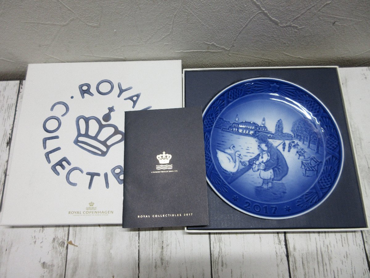 b 保管品　2017　ROYAL COPENHAGEN ロイヤルコペンハーゲン イヤープレート 2017年 飾り皿 約18cm 【星見】_画像1