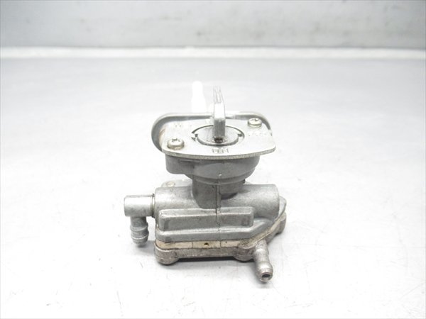 D2R5-1215 ヤマハ YB-1 Four 燃料コック フューエルコック 純正品 【UA05J-006**** 2001年式 動画有】_画像4