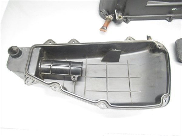 D2R5-1218 ホンダ フォルツァX エアクリーナーボックス 純正品 【MF08-1004*** 2004年式 動画有】_画像3