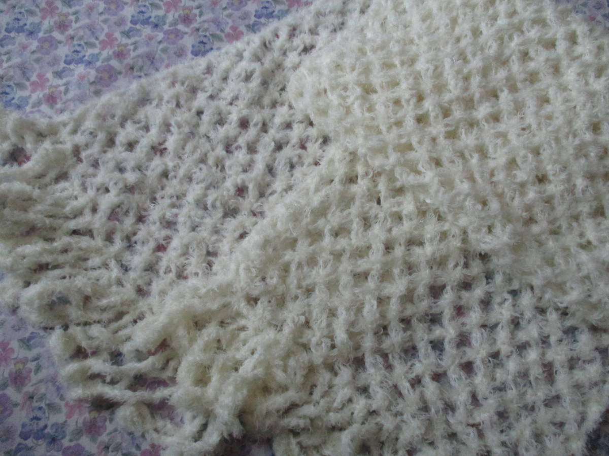 ウールmixのフェザー・七宝編みのほわんほわんのフリンジストール・オフ白・ハンドメイド・かぎ針編み・手編み_透けた花のような七宝編みです