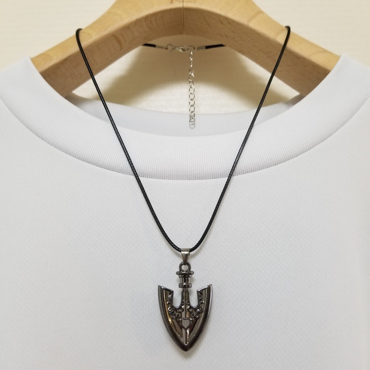 新品 ジョジョ スタンドの矢 ペンダント ネックレス JOJO 黒 新品 ジョジョ スタンドの矢 ペンダント ネックレス JOJO 黒