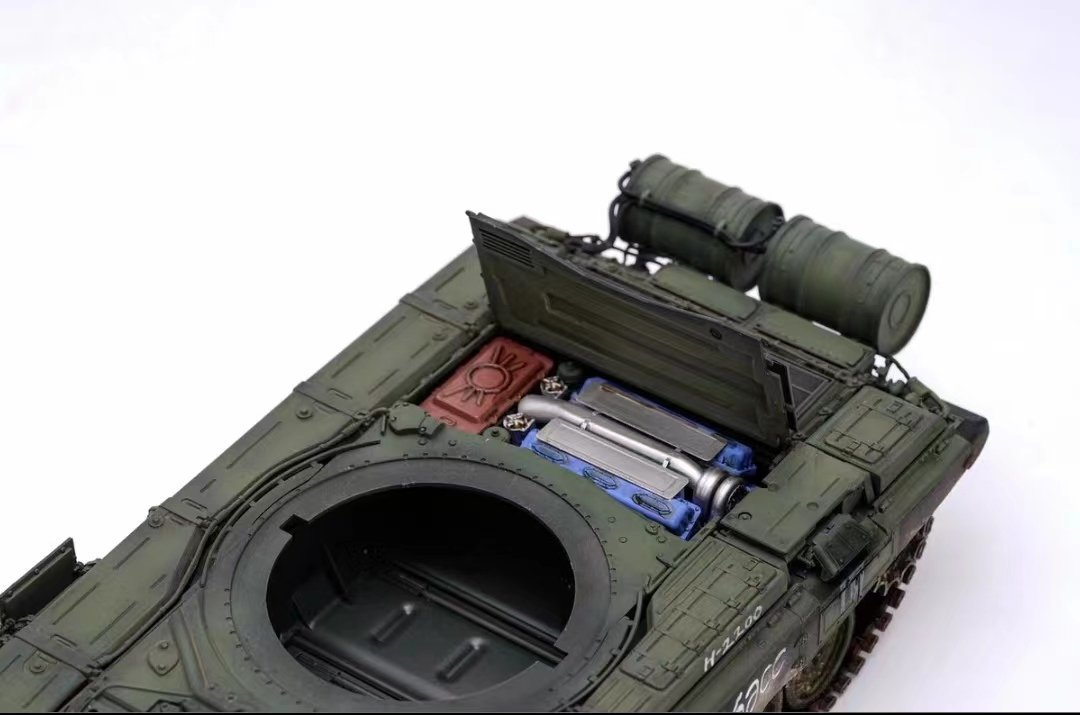 1/35 ロシア連邦軍 主力戦車T-90A 組立塗装済完成品 エンジン搭載