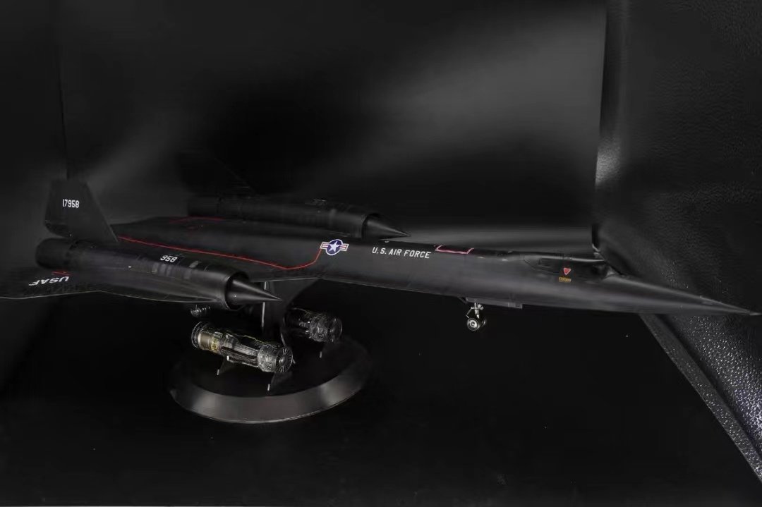 Revell 1/48 America Air Force SR-71 Blackbird construction painted final product 