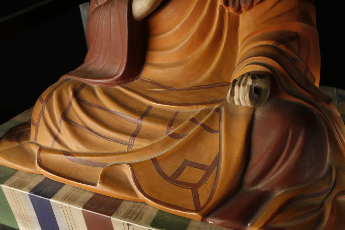 【LIG】時代仏教美術 木彫彩色 玉眼 弘法大師坐像 特大58㎝ 寺院引取品 [.RW]23.12_画像7