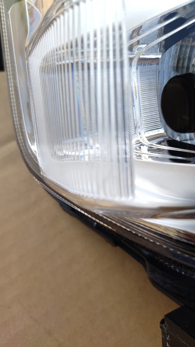 スズキエブリィDA17V日産クリッパーDR17V運転席側ヘッドライト美品中古 _角に擦り傷