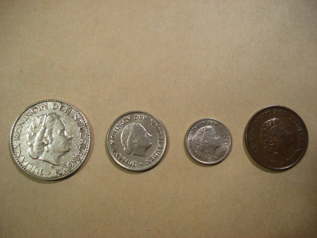 オランダ★１ギルダー銀貨(1956年)・25セント硬貨(1950年)・10セント硬貨(1956年)・5セント硬貨(1963年)★４点で_画像1