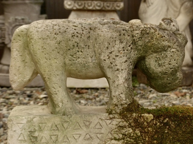 プリミティブ型な牛（水牛）の石像　引き取り限定　ガーデンオブジェ　ガーデニング　庭石　1225