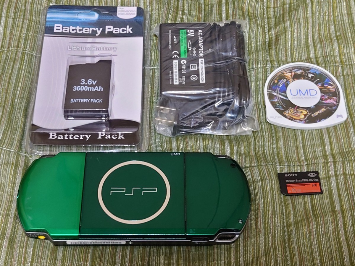 PSP 3000 本体 バッテリー 充電器 メモリースティック モンスターハンター3rd　グリーン_画像2