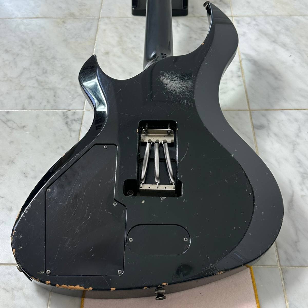 希少 ESP ORDERモデル Ebony スルーネック Floyd Rose ドイツ製 EMG サスティニアック 18V アーム ギグケース付_画像10