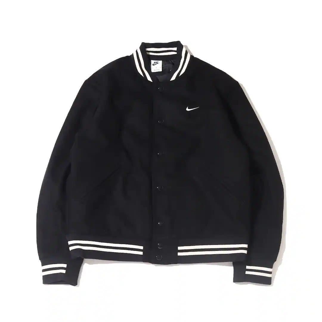 NIKE AS M NK AU VARSITY JKT DQ5011-010- M 軽量の断熱素材と滑らかなタフタ素材の裏地を使用し、重ね着しやすいデザイン◎_画像1