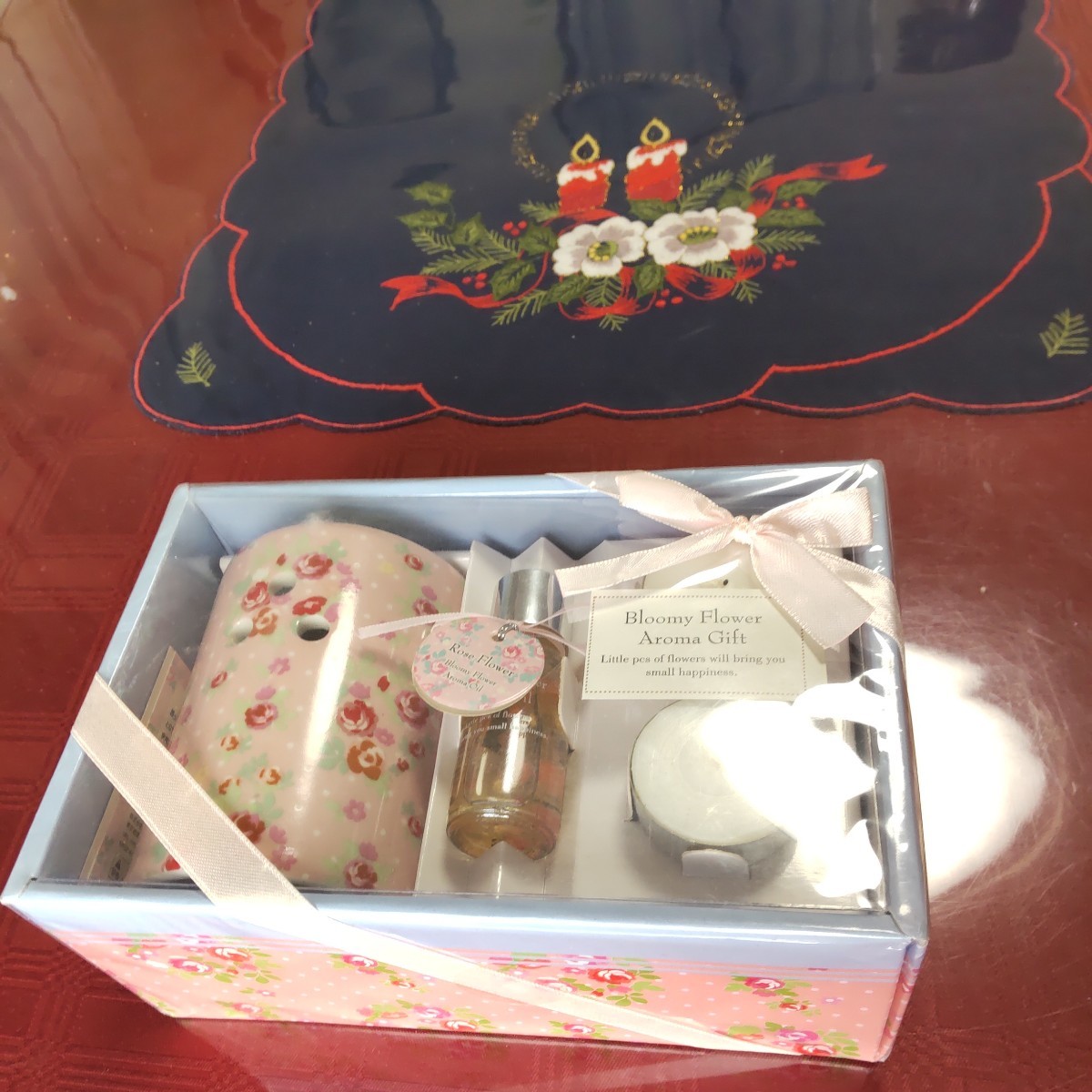 アロマ　ギフト　セット　Bloomy Flower Aroma Gift 陶磁器製　オイルポット　アロマオイル（ローズフラワー）　キャンドル　未開封_画像1