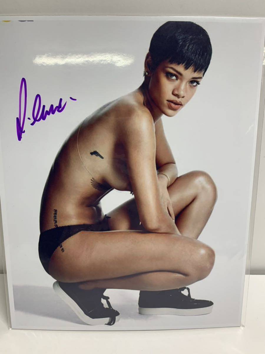 Rihanna リアーナ　サイン入り写真　証明書付き　アーティスト　女優　サイン　写真　現状品_画像1