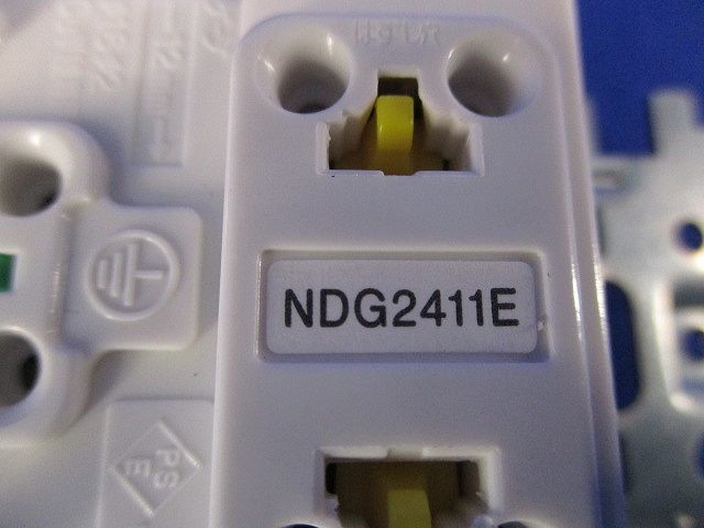 15・20A兼用接地コンセント(3個入)(汚れ有) NDG2411Eの画像2