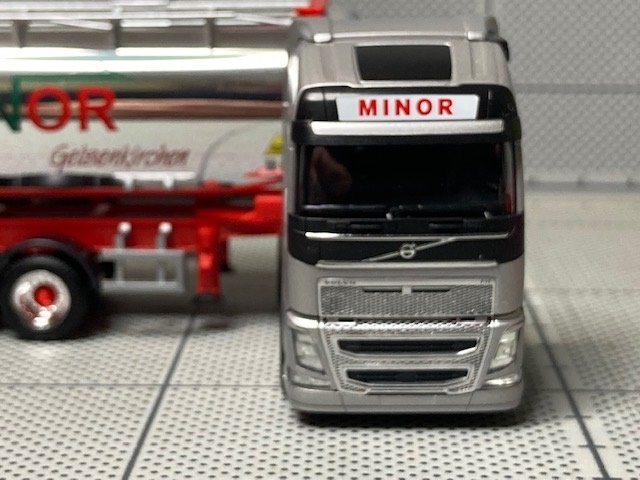 1/87 Herpa Volvo FH GI XL Swapcontainer Sattelzug &#34;Minor&#34;