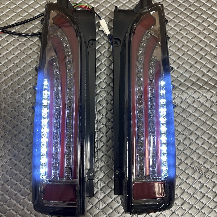 ハイエース テールランプ 200系 スモークタイプ 社外品 LED テールライト 寒冷地仕様対応 流れるウインカー K-63-05_バック
