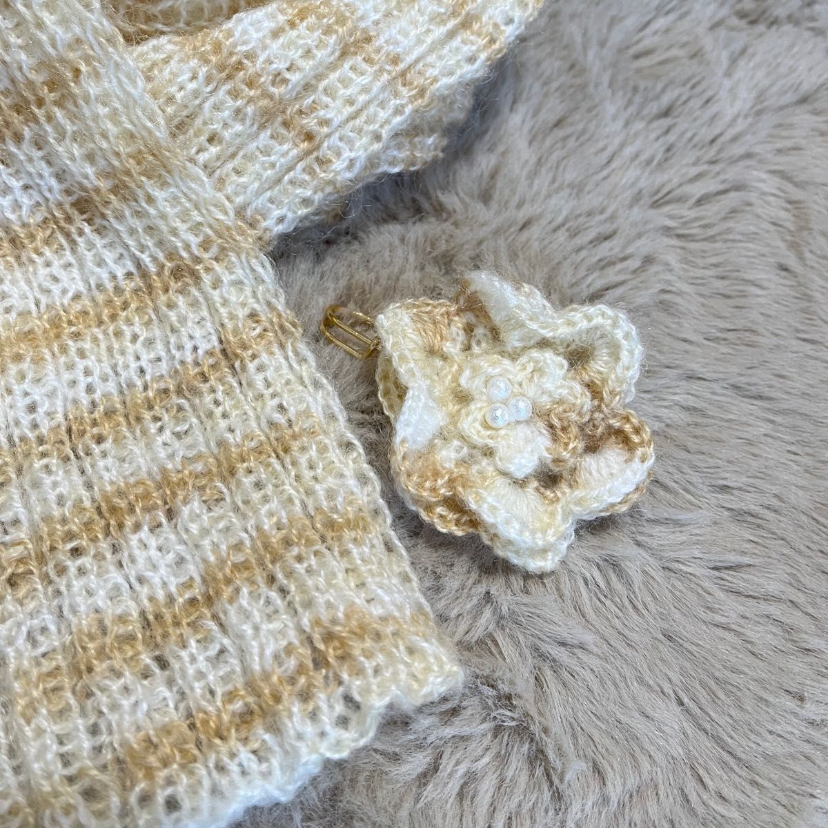 シンプルマフラーコサージュ付き　モヘア手編み　