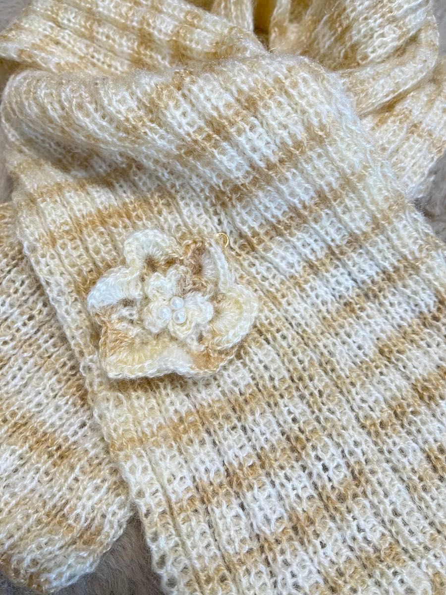シンプルマフラーコサージュ付き　モヘア手編み　