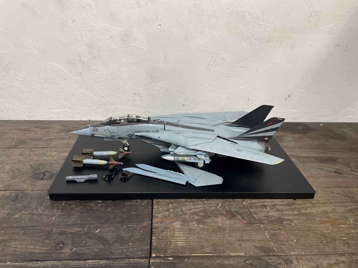 完成品！ アメリカ 海軍 F-14D 戦闘機 トムキャット 全長57cm 1/35スケール 模型 ミリタリー プラモデル ケース付き_画像1