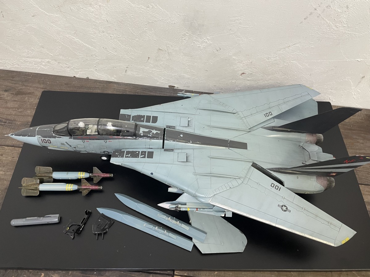 完成品！ アメリカ 海軍 F-14D 戦闘機 トムキャット 全長57cm 1/35スケール 模型 ミリタリー プラモデル ケース付き_画像5