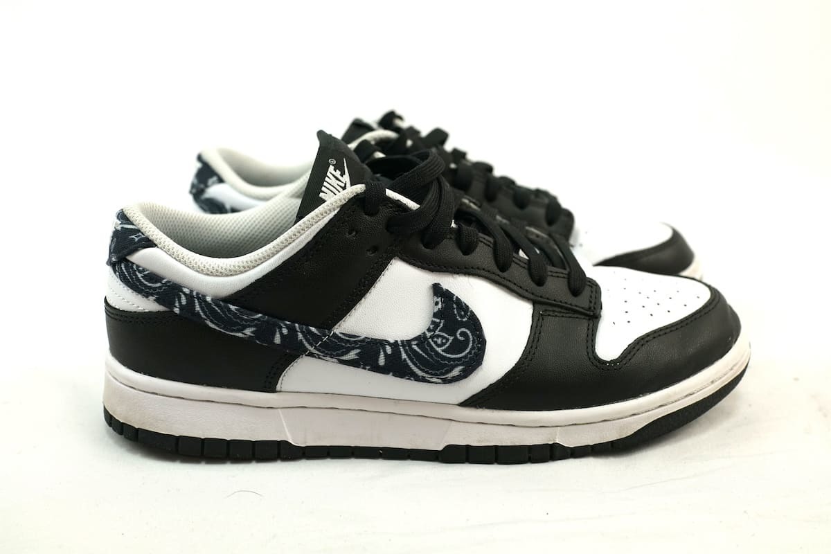 中古 Nike WMNS Dunk Low ESS Black Paisley ナイキ ウィメンズ ダンク ロー ESS ブラックペイズリー ブラックホワイト27.5cm DH4401-100_画像1